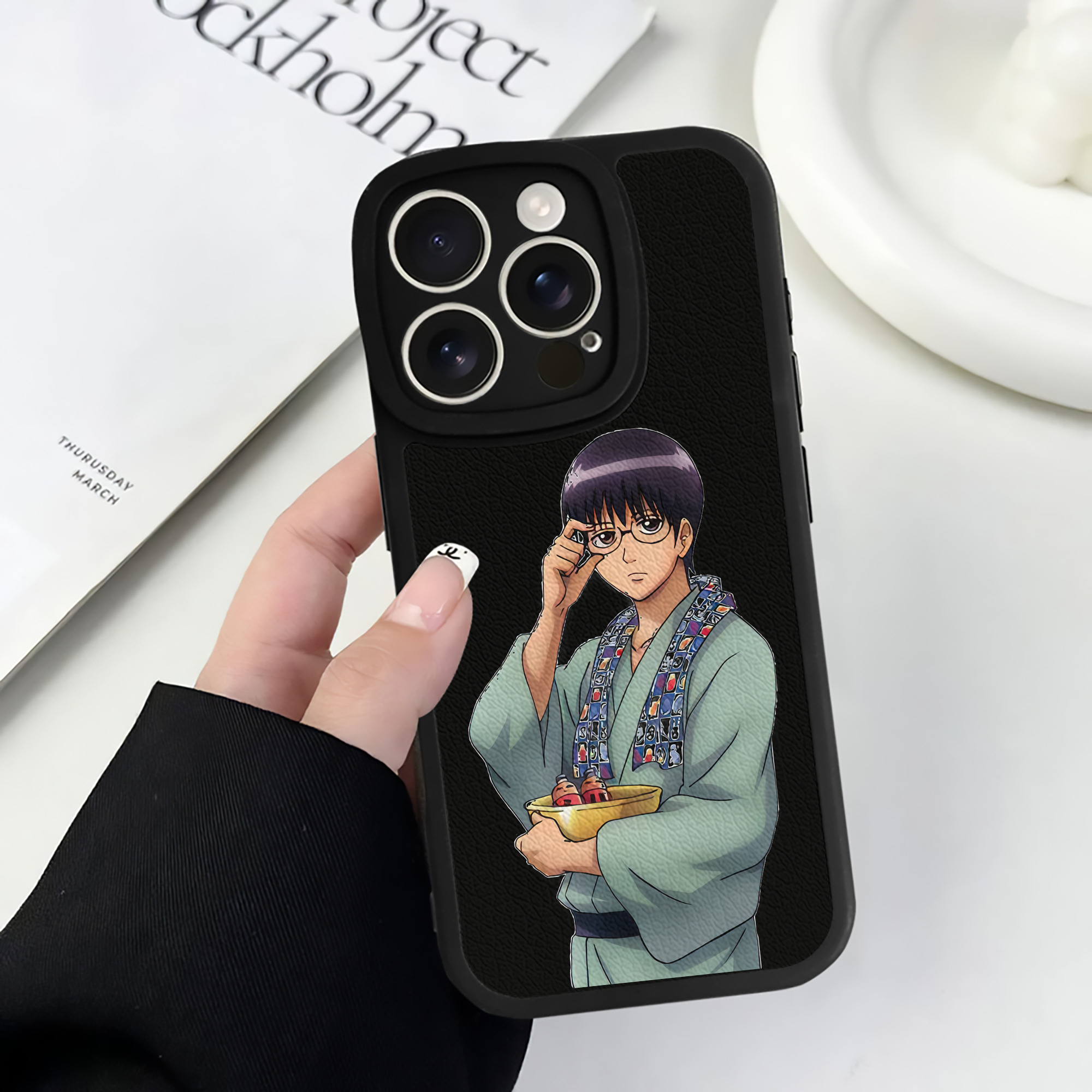 （画像用） ぎんたま 坂田銀時（さかたぎんとき） 神楽 志村新八（しむら しんぱち） GINTAMA Sakata Gintoki Kagura Shimura Shinpachi 【iPhone 16シリーズ対応】シリコンスマホケース（レザー調） 材質：シリコン